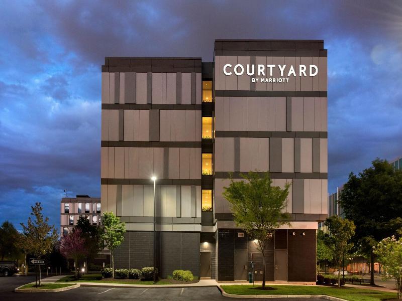 Courtyard Philadelphia South at The Navy Yard image