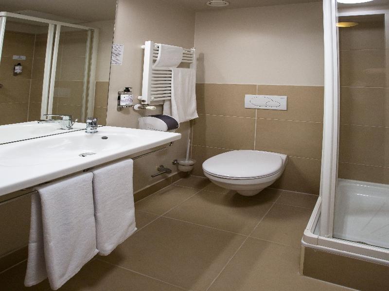 Queen Elizabeth Hotel image