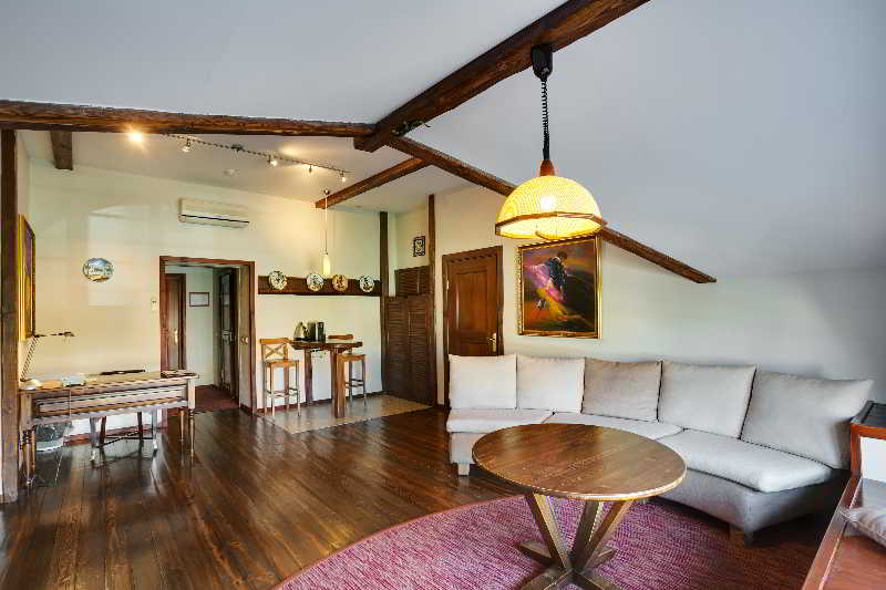 Alexander House — photo 2