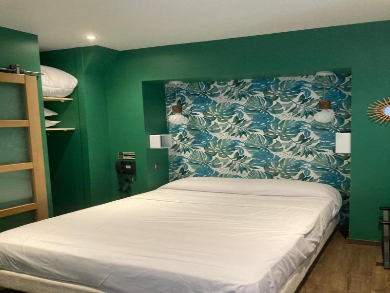 Hotel Du Commerce image