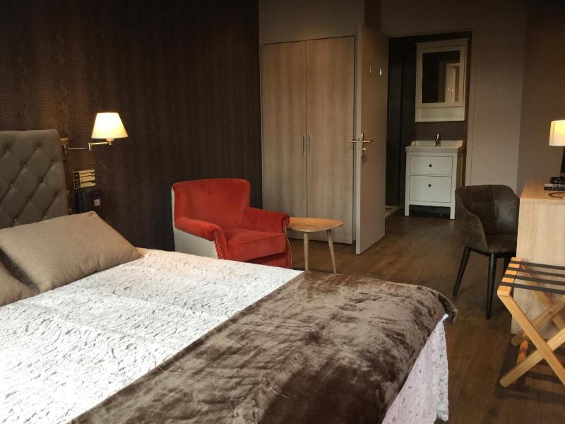 Hotel Du Commerce image