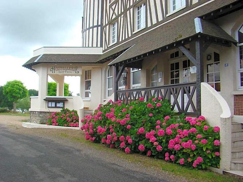 Logis Hostellerie Saint Pierre image