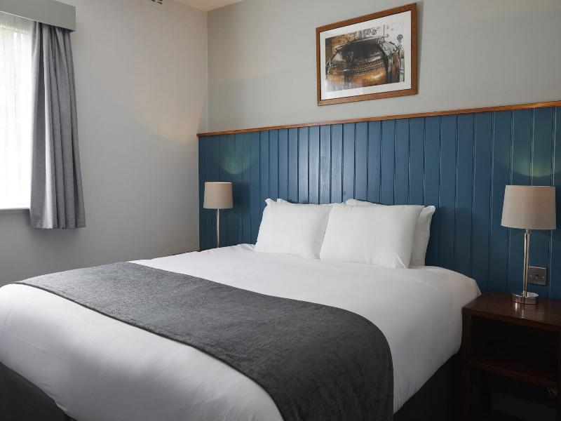 The Longshoot Hotel by Greene King Inns image
