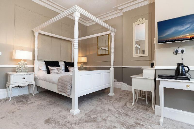 The Lansdowne Hotel image