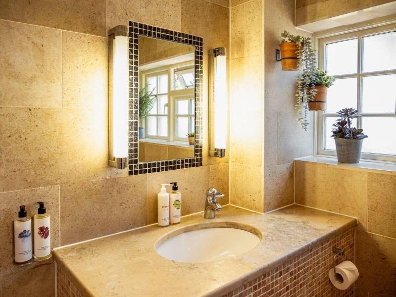 High Corner Inn image