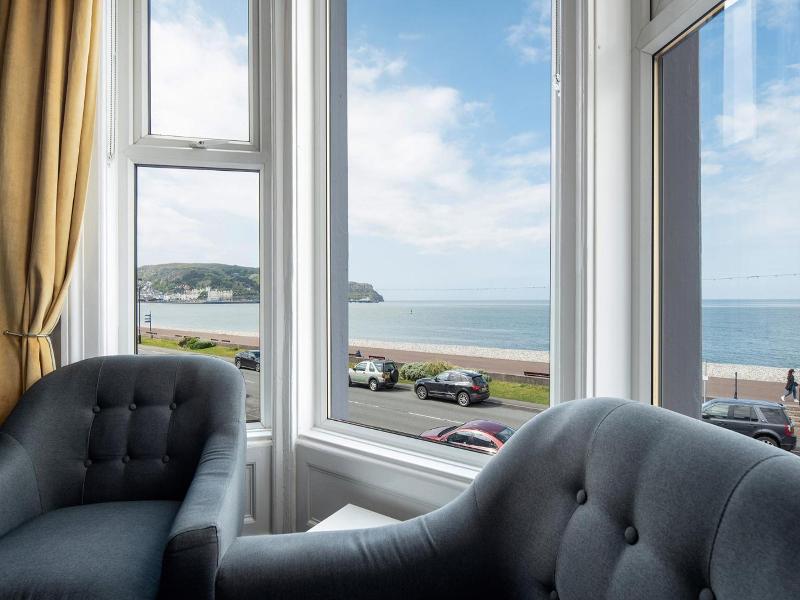 Buxton House Bed and Breakfast. image