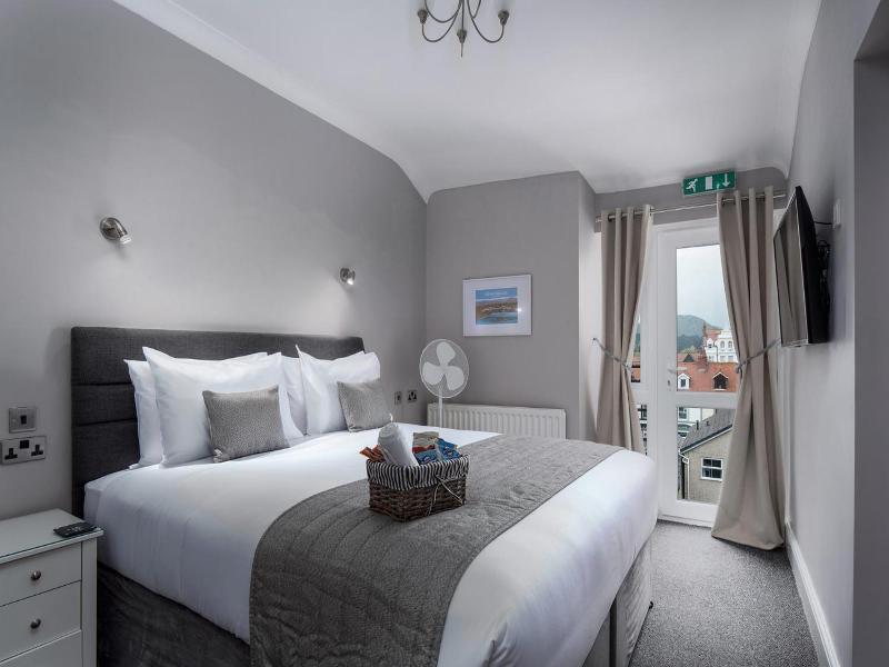 Buxton House Bed and Breakfast. image