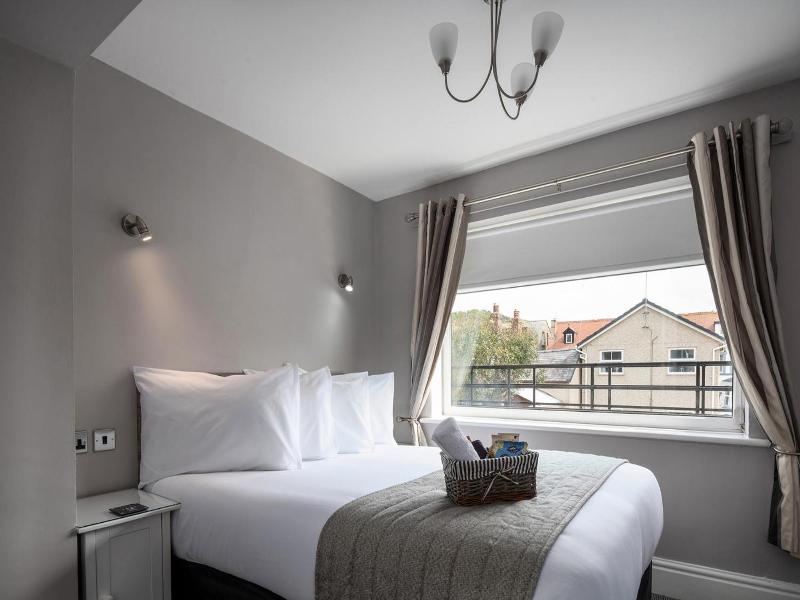 Buxton House Bed and Breakfast. image
