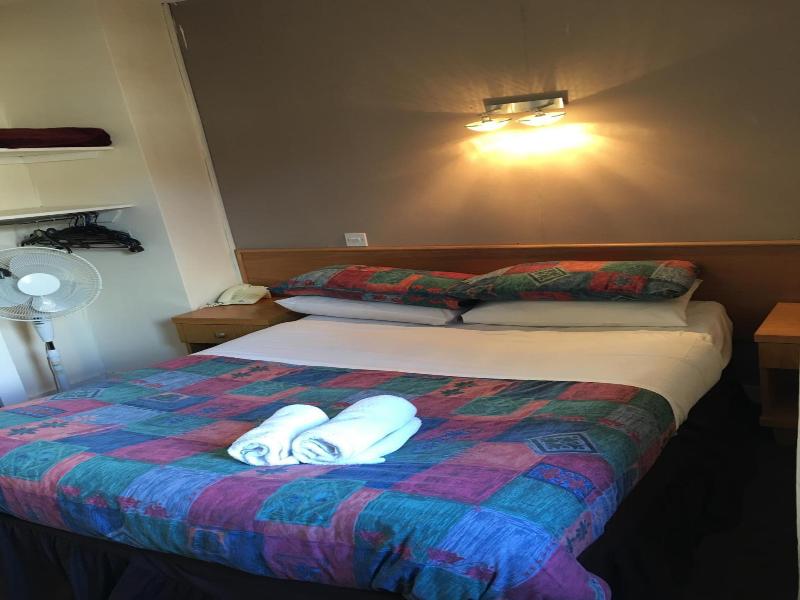Smiths Hotel image