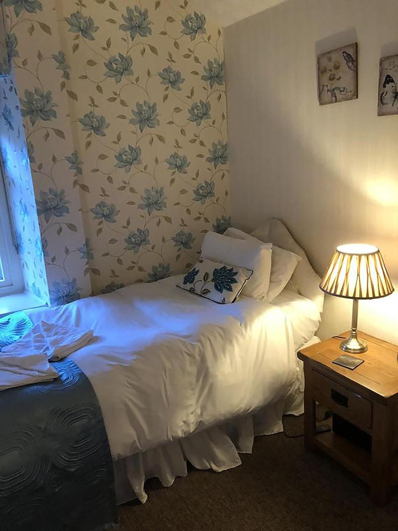 The Oakeley Arms Hotel image
