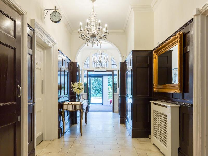 De Rougemont Manor Hotel image