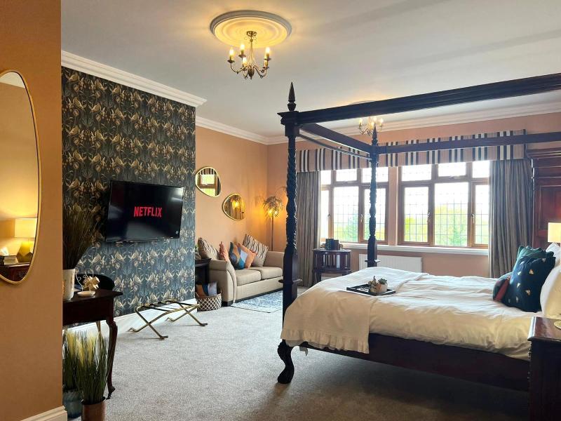 De Rougemont Manor Hotel image