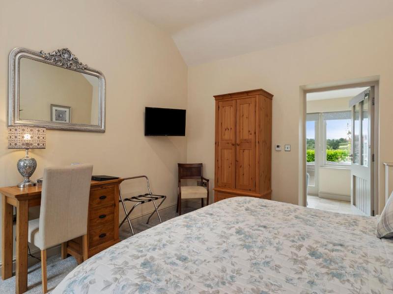 Canaston Oaks Luxury Bed   Breakfast image