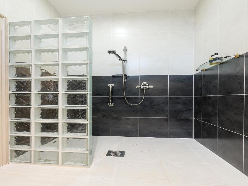 Canaston Oaks Luxury Bed   Breakfast image