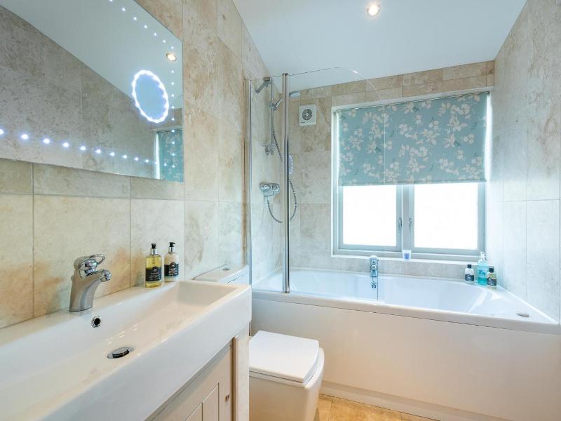 Canaston Oaks Luxury Bed   Breakfast image