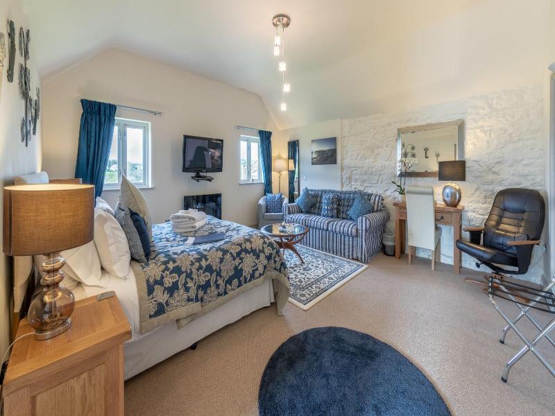 Canaston Oaks Luxury Bed   Breakfast image