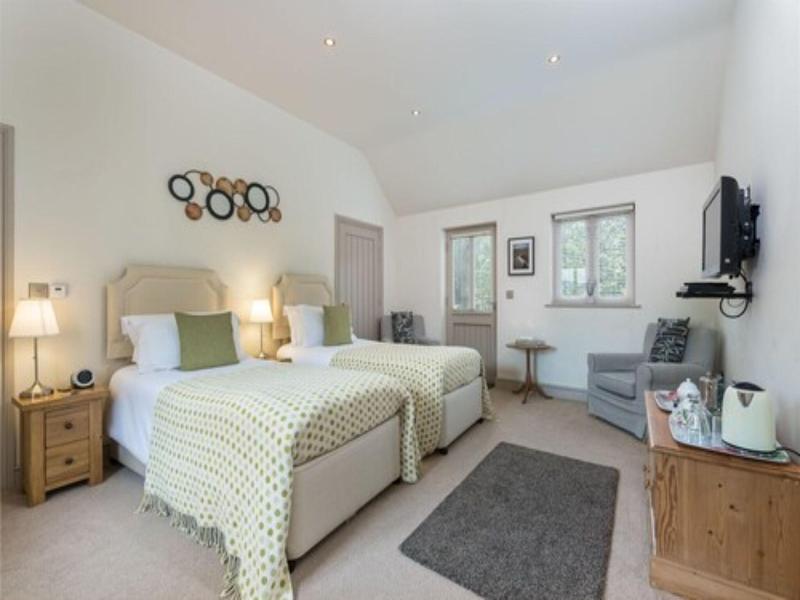 Canaston Oaks Luxury Bed   Breakfast image