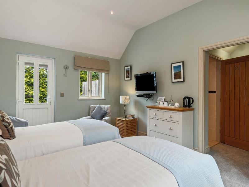 Canaston Oaks Luxury Bed   Breakfast image