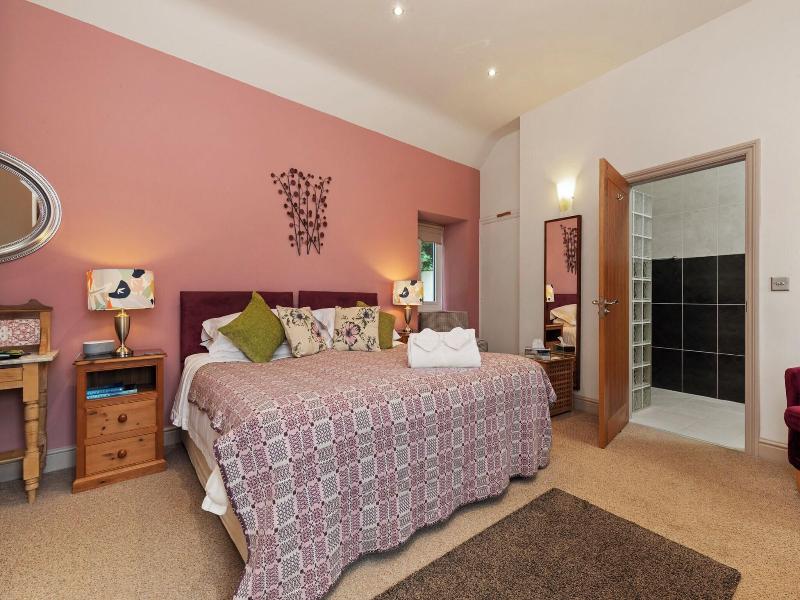 Canaston Oaks Luxury Bed   Breakfast image