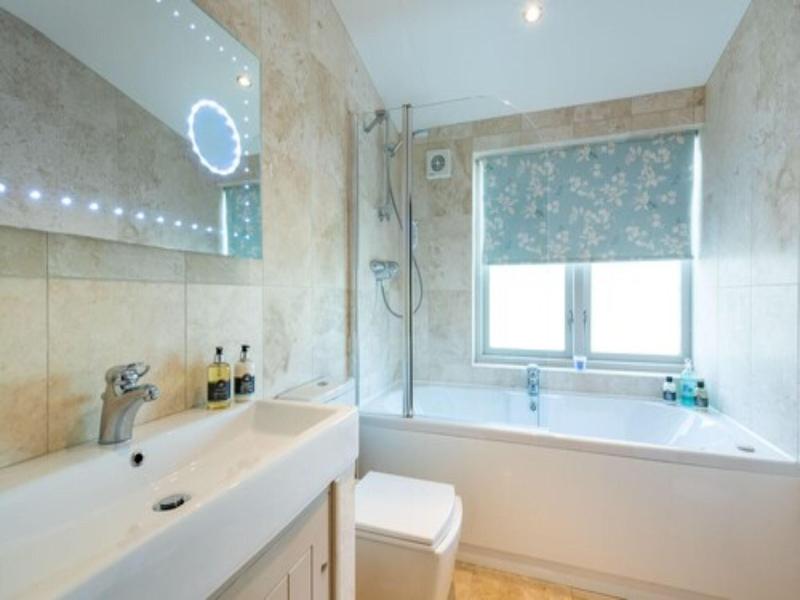 Canaston Oaks Luxury Bed   Breakfast image