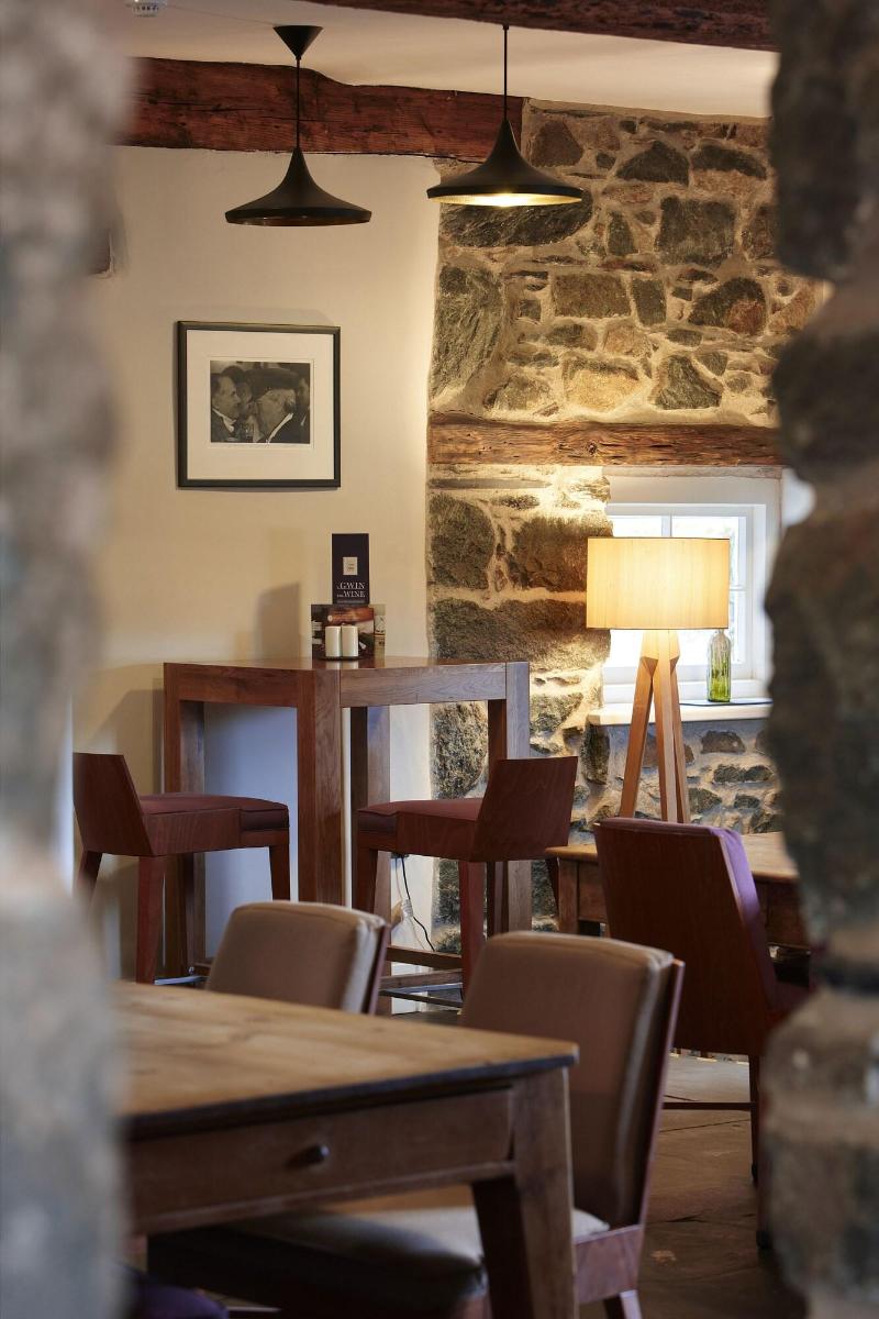 Cross Foxes - Bar Grill Rooms image