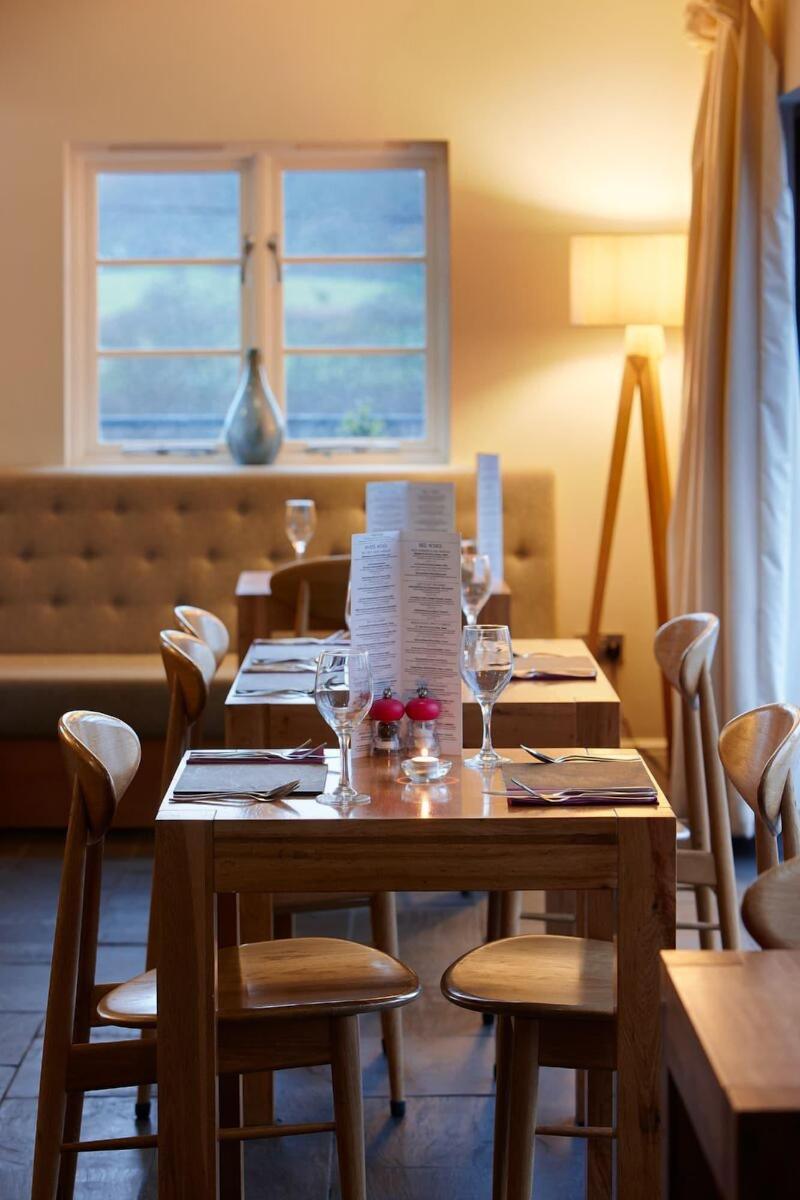 Cross Foxes - Bar Grill Rooms image