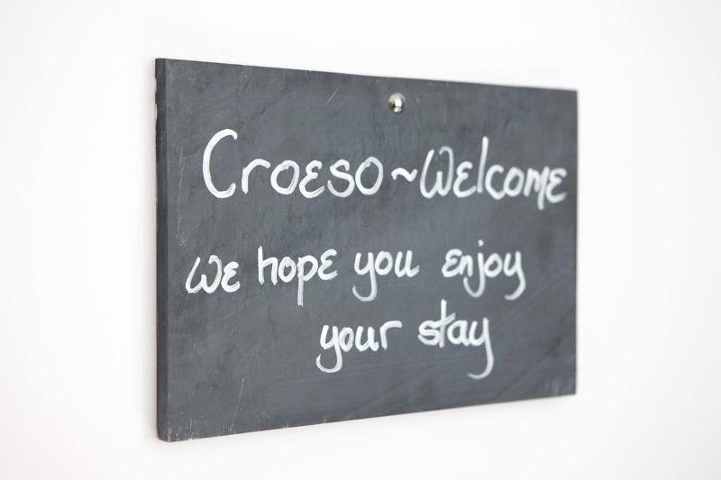 Cross Foxes - Bar Grill Rooms image