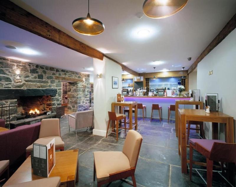 Cross Foxes - Bar Grill Rooms image