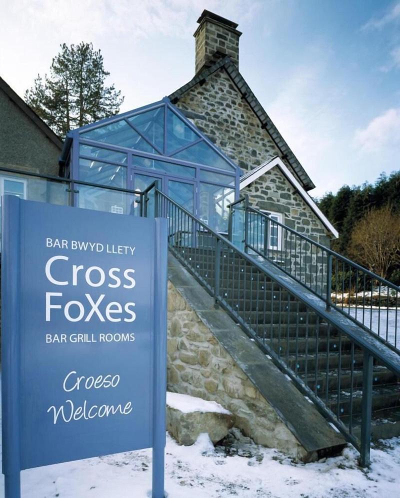 Cross Foxes - Bar Grill Rooms image