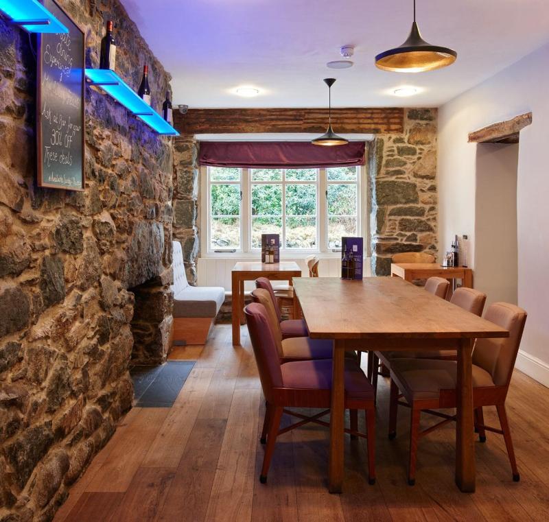 Cross Foxes - Bar Grill Rooms image