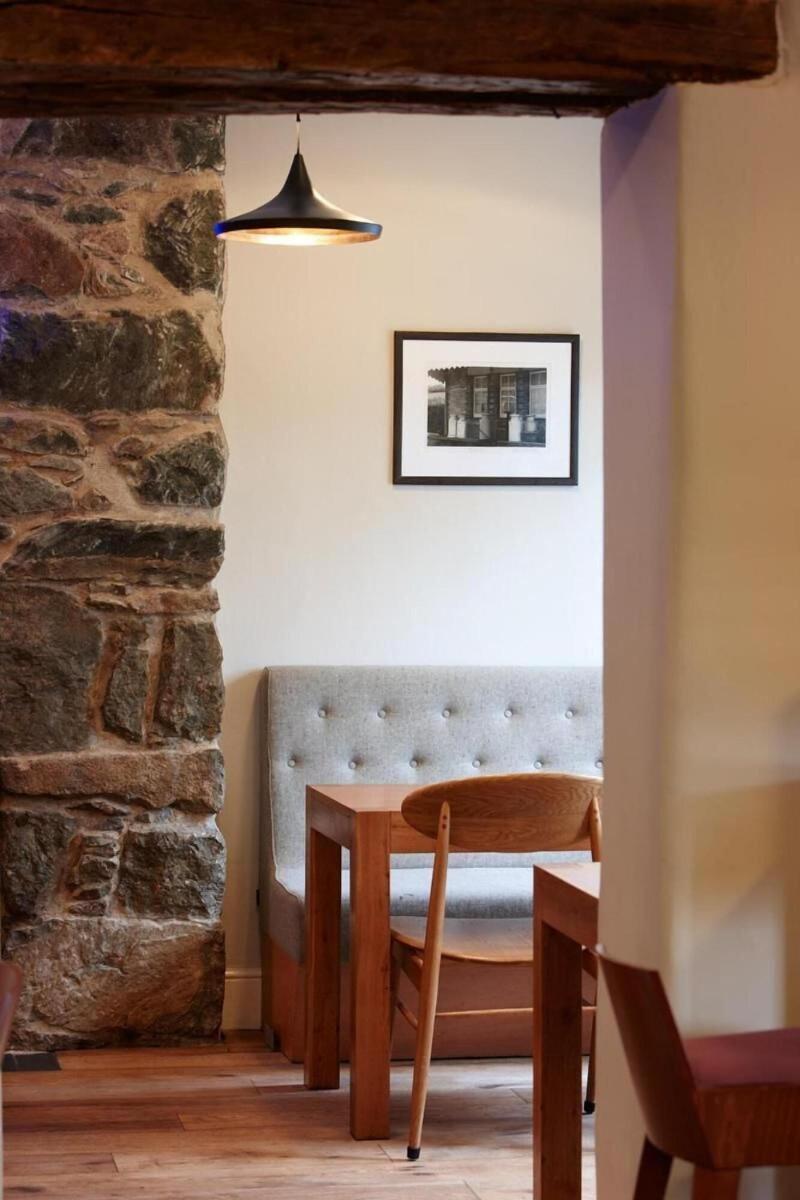 Cross Foxes - Bar Grill Rooms image