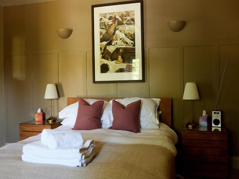 The Wheatsheaf Combe Hay image