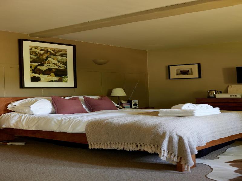 The Wheatsheaf Combe Hay image