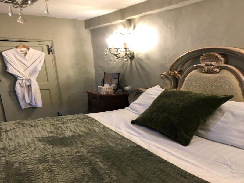 The Walnuts Country House image