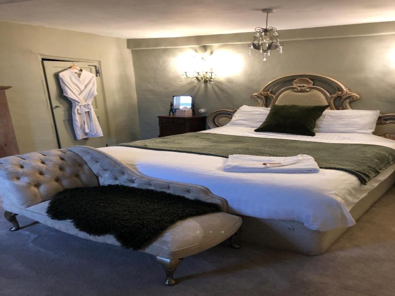The Walnuts Country House image