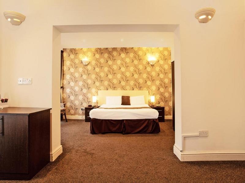 OYO The Waverley Hotel image