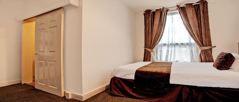 OYO The Waverley Hotel image