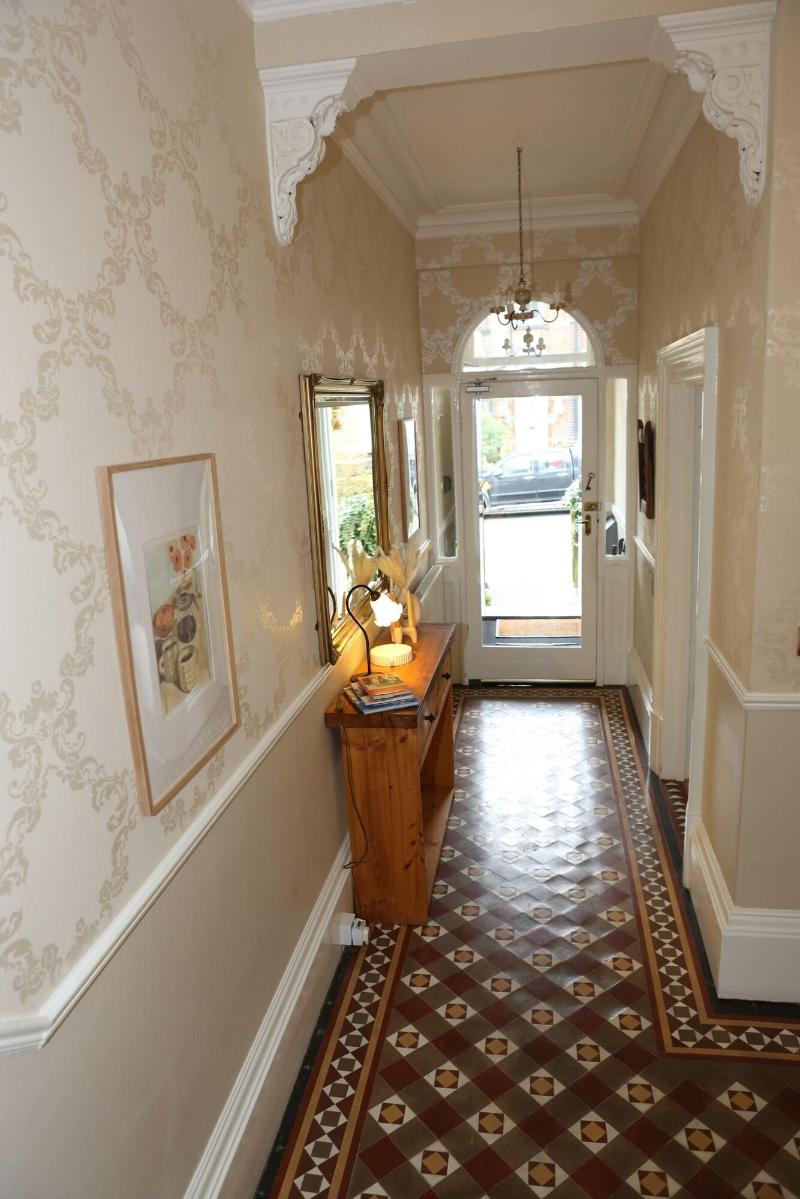 The Waves - Coastal Bed   Breakfast image