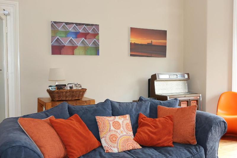 The Waves - Coastal Bed   Breakfast image