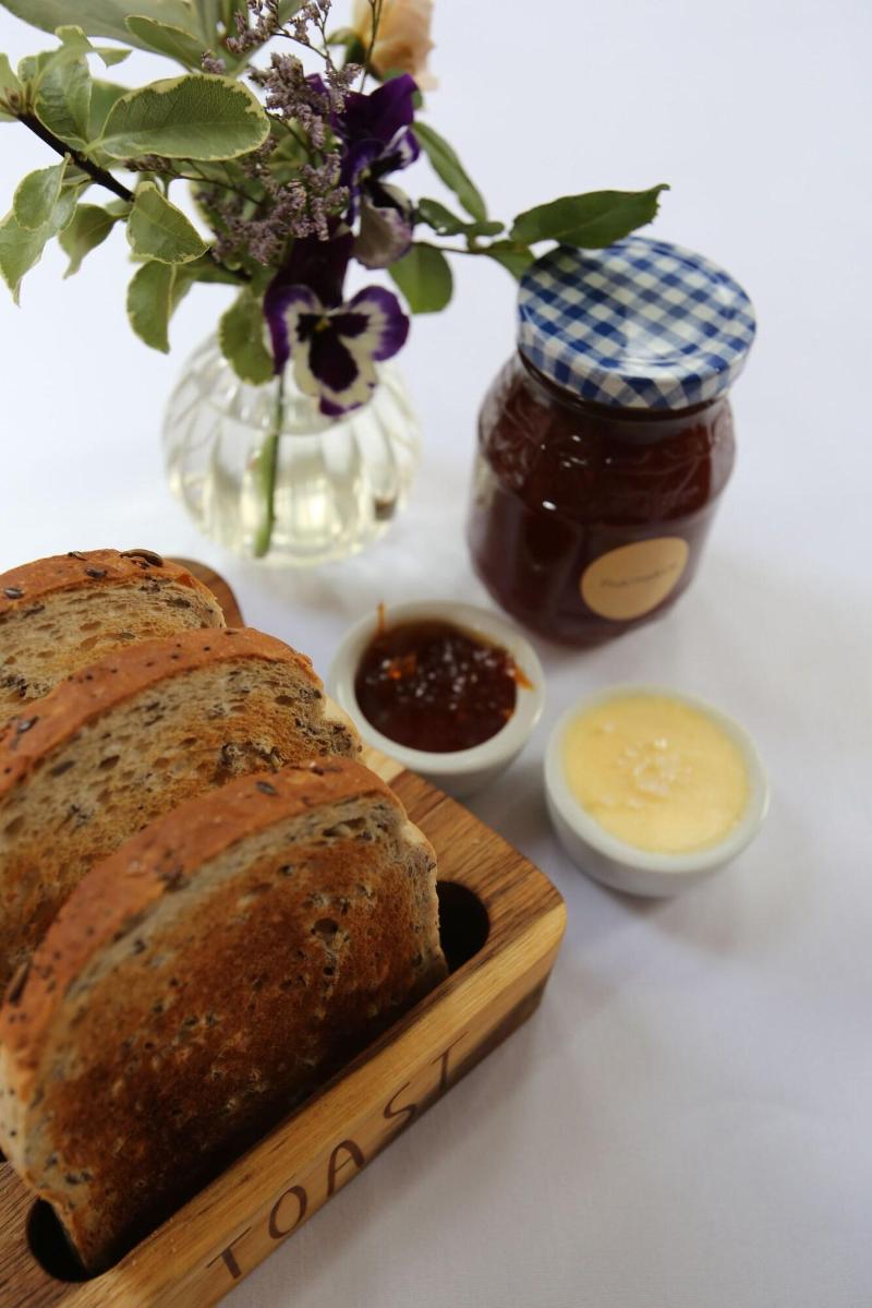 The Waves - Coastal Bed   Breakfast image