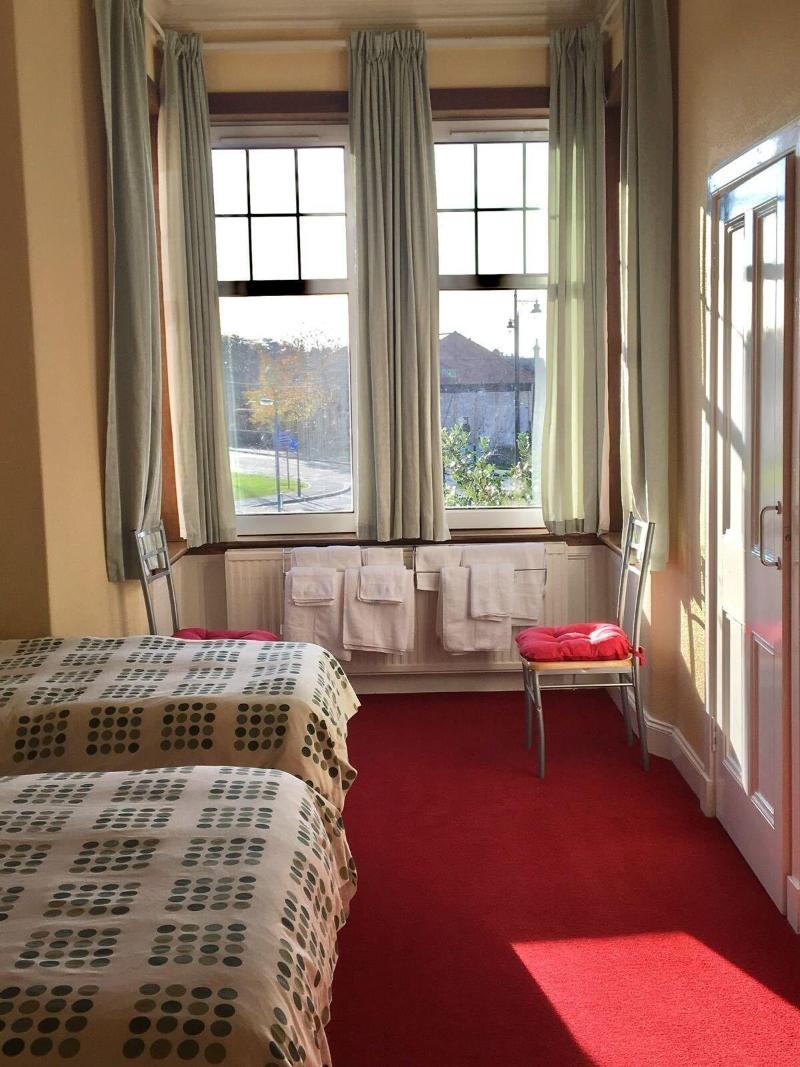 Ravenswood House image