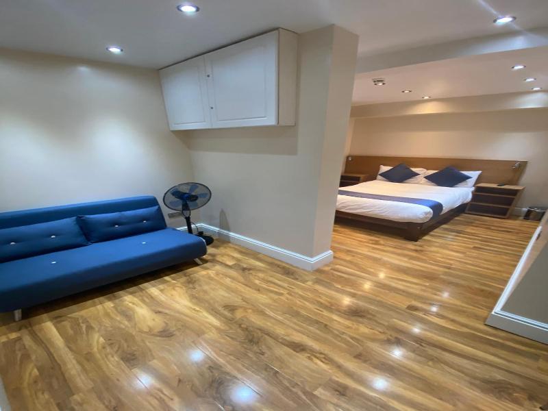 Le Ville Hotel image