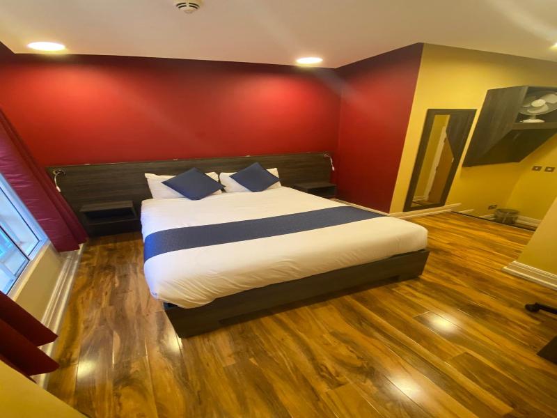 Le Ville Hotel image