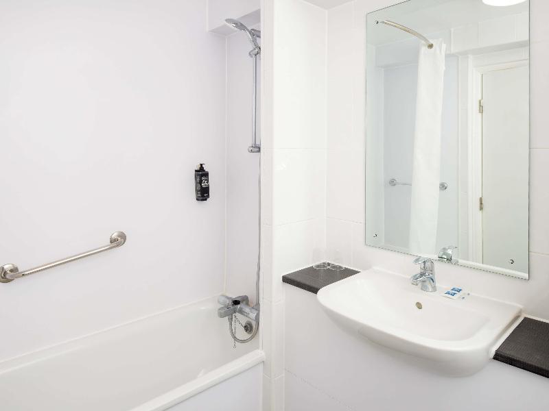 ibis budget London Heathrow Central image