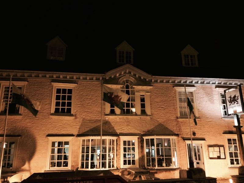 Dragon Inn image