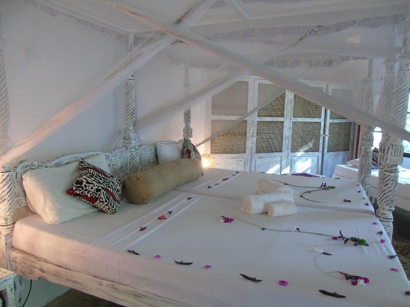 Aquarius Beach Resort image