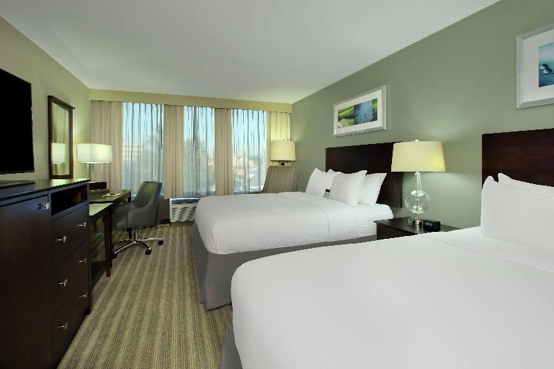 Doubletree By Hilton Newark image