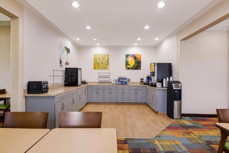 Americinn By Wyndham Minot image