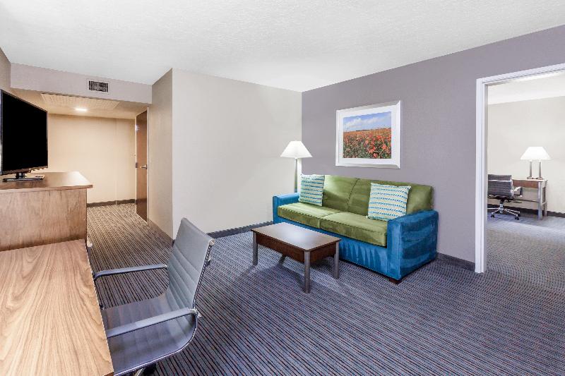Holiday Inn Hotel Suites Oklahoma City North photo 16