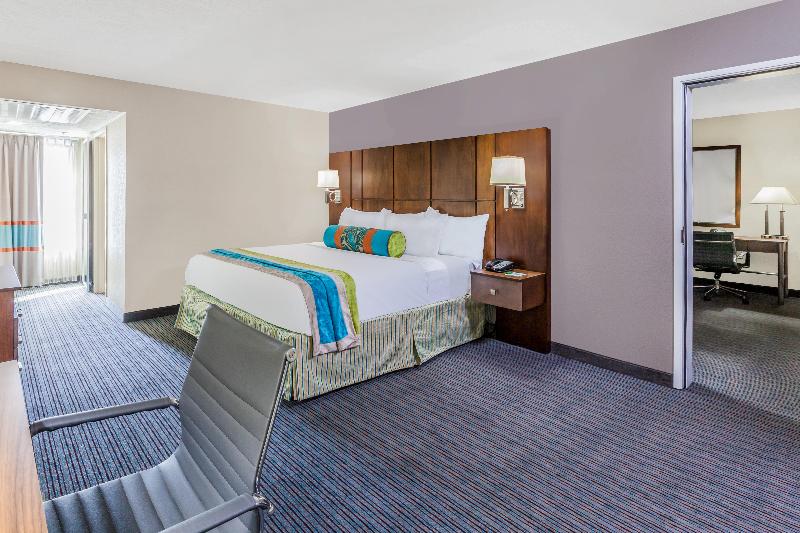 Holiday Inn Hotel Suites Oklahoma City North photo 17